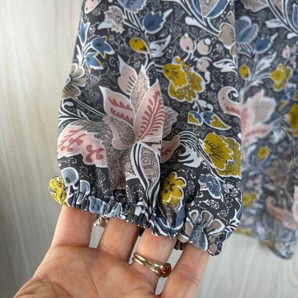 Tahari Plus Size V-Neck Blouse Size 1X Gray Floral Georgette Popover Pullover - Picture 6 of 11